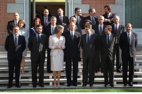 14/07/1993. 16 Fifth Legislature (1). Cabinet from July 1993 to November 1993. Group photo with the King and Queen.